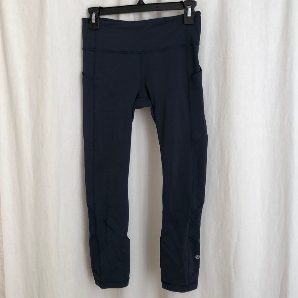 Women’s lululemon cropped navy leggings